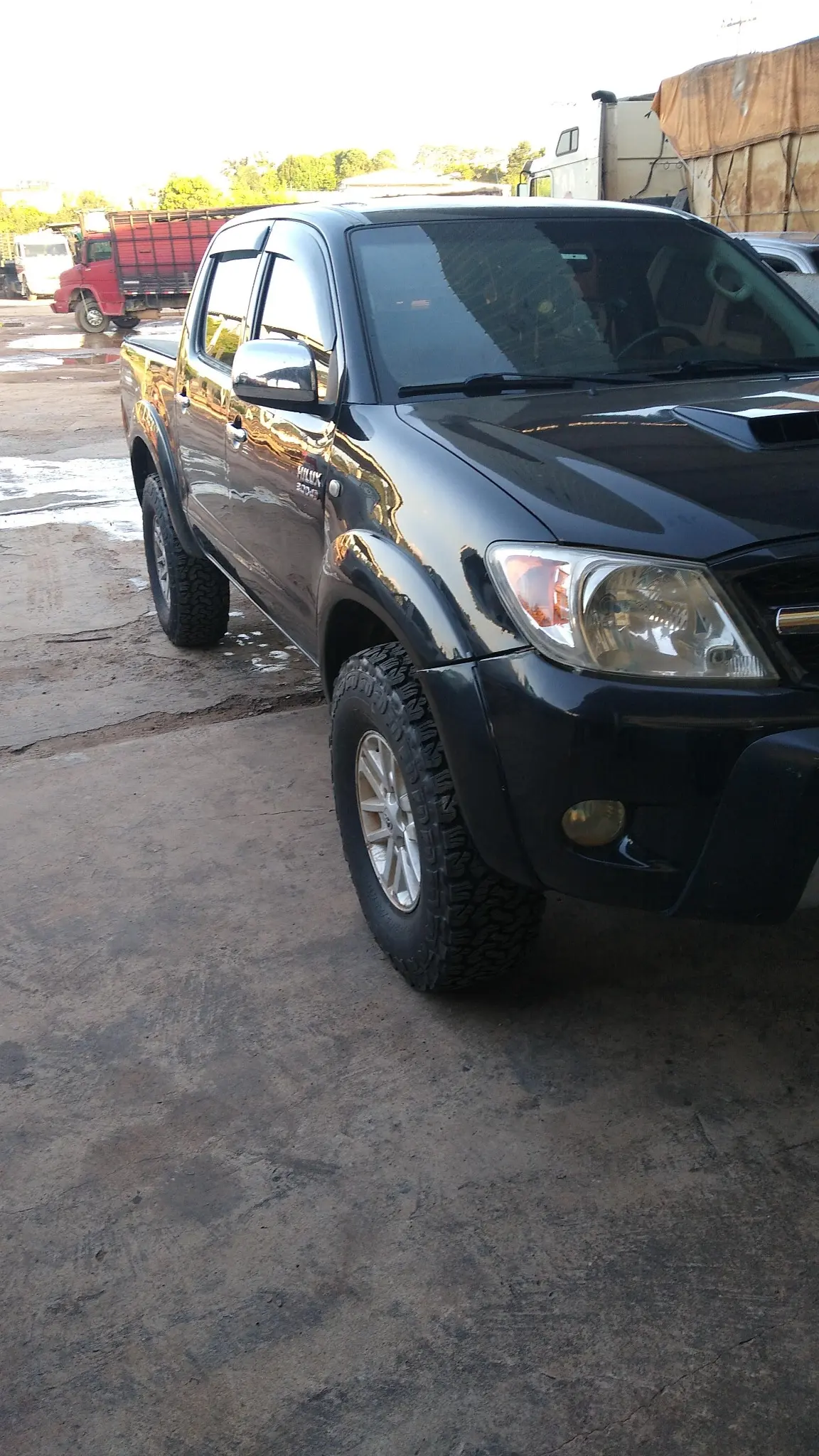 Caminhonete preta equipada com pneus BF
