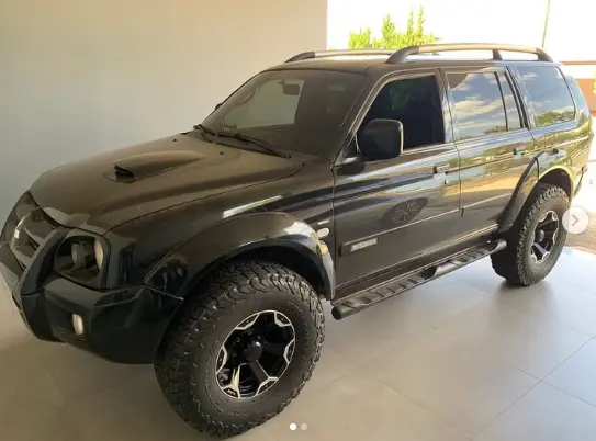 SUV preto equipado com pneus BF