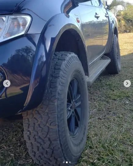 Detalhe de pneu BF em caminhonete azul