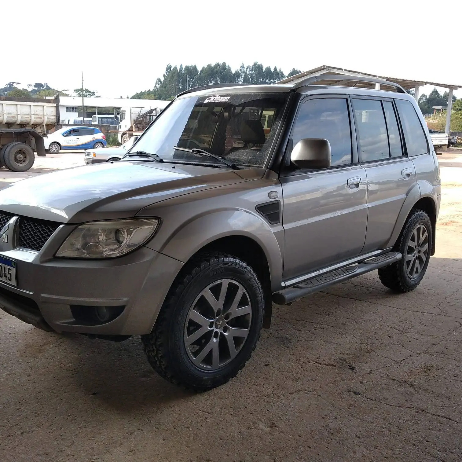 SUV cinza equipado com pneus BF