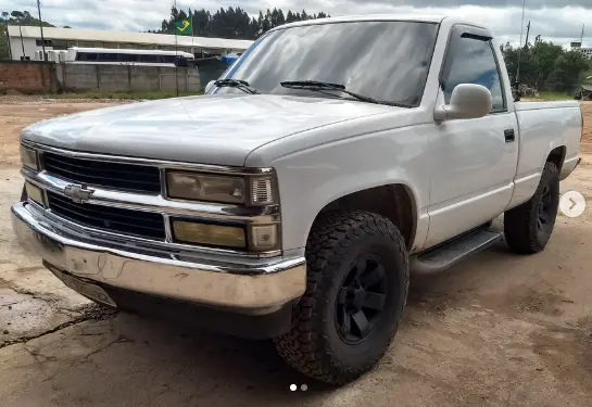 Caminhonete Chevrolet branca equipada com pneus BF