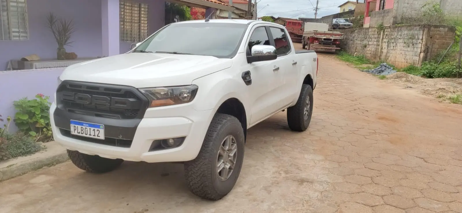 Caminhonete branca equipada com pneus BF