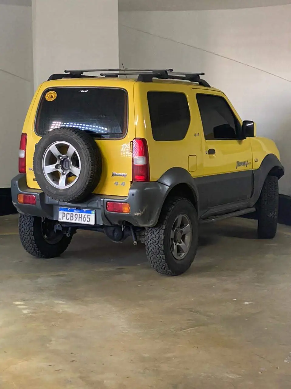 Suzuki Jimny amarelo equipado com pneus BF