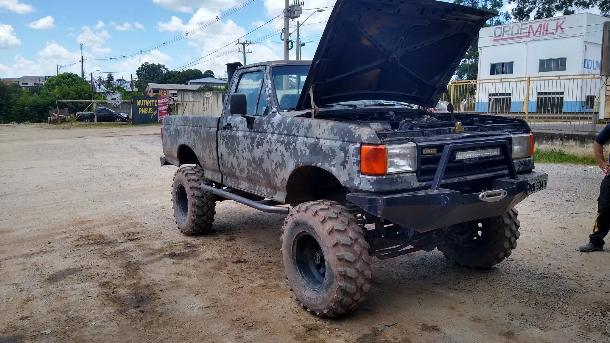 Caminhonete preparada e equipada com pneus Bradok