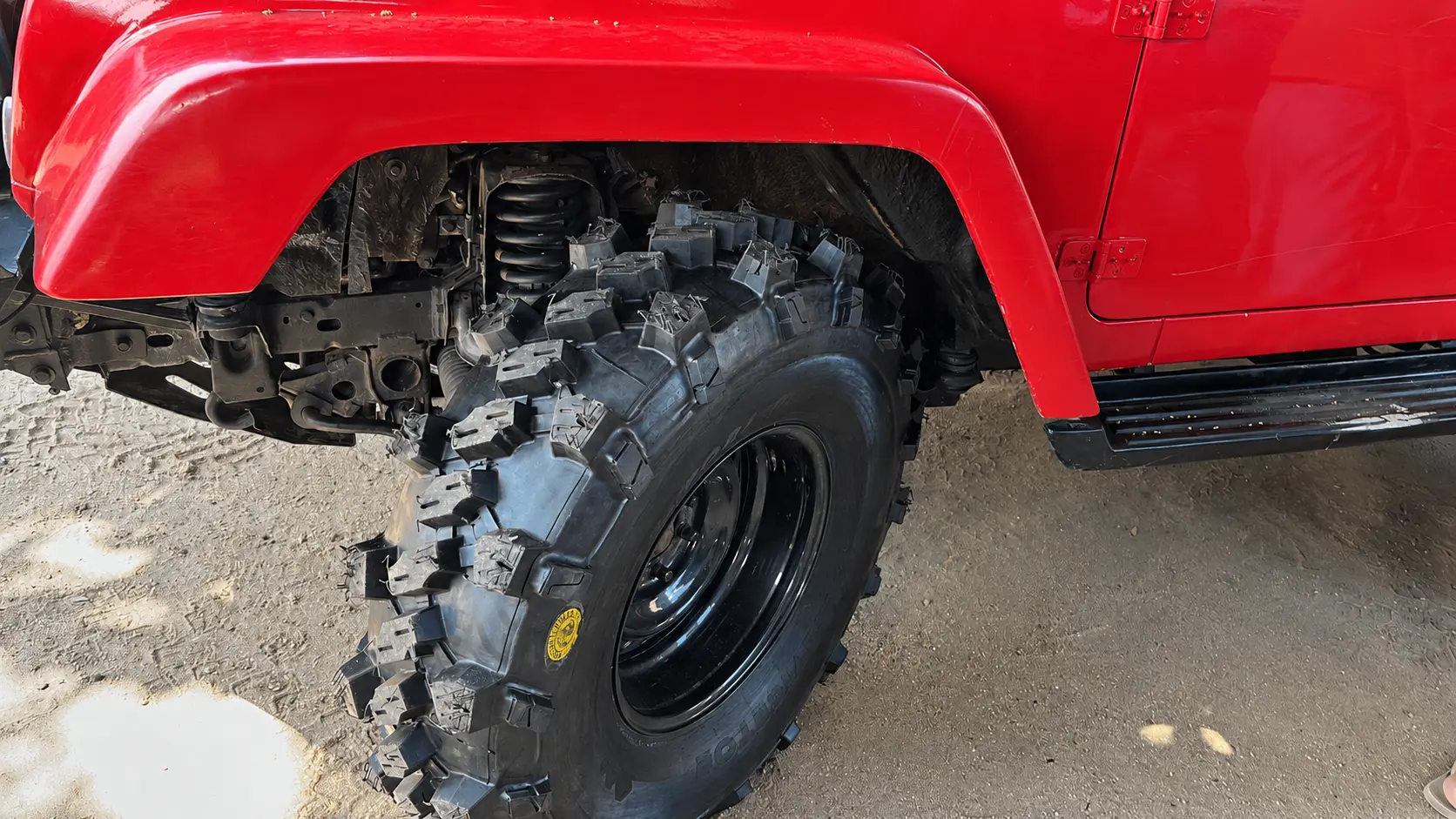 Veículo off-road vermelho equipado com pneu Brutus 40 mm