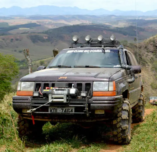 Jeep preto equipado com pneus Brutus 24 mm em trilha de montanha