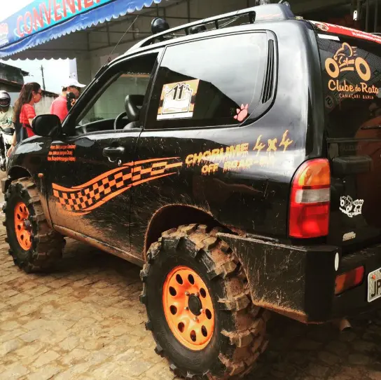 SUV preto equipado com pneus Brutus 24 mm