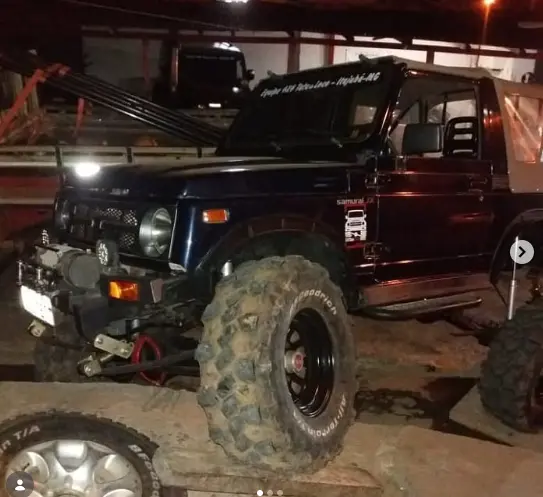 Suzuki Samurai preto equipado com pneus Brutus 24 mm