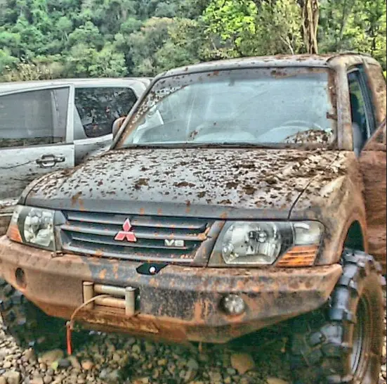 Mitsubishi coberta de lama equipada com pneus Brutus 24 mm