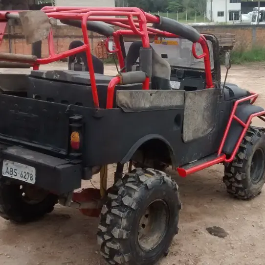 Jipe com gaiola vermelha equipado com pneus Brutus 24 mm