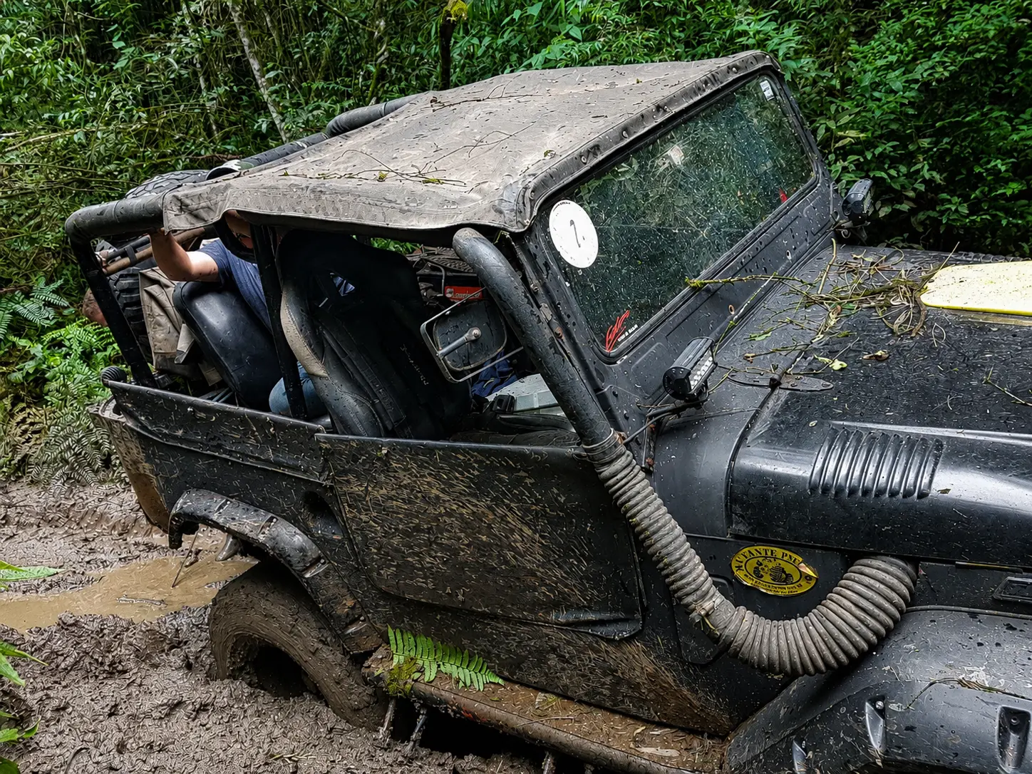 Jeep preto equipado com pneus Brutus 40 mm em terreno com lama
