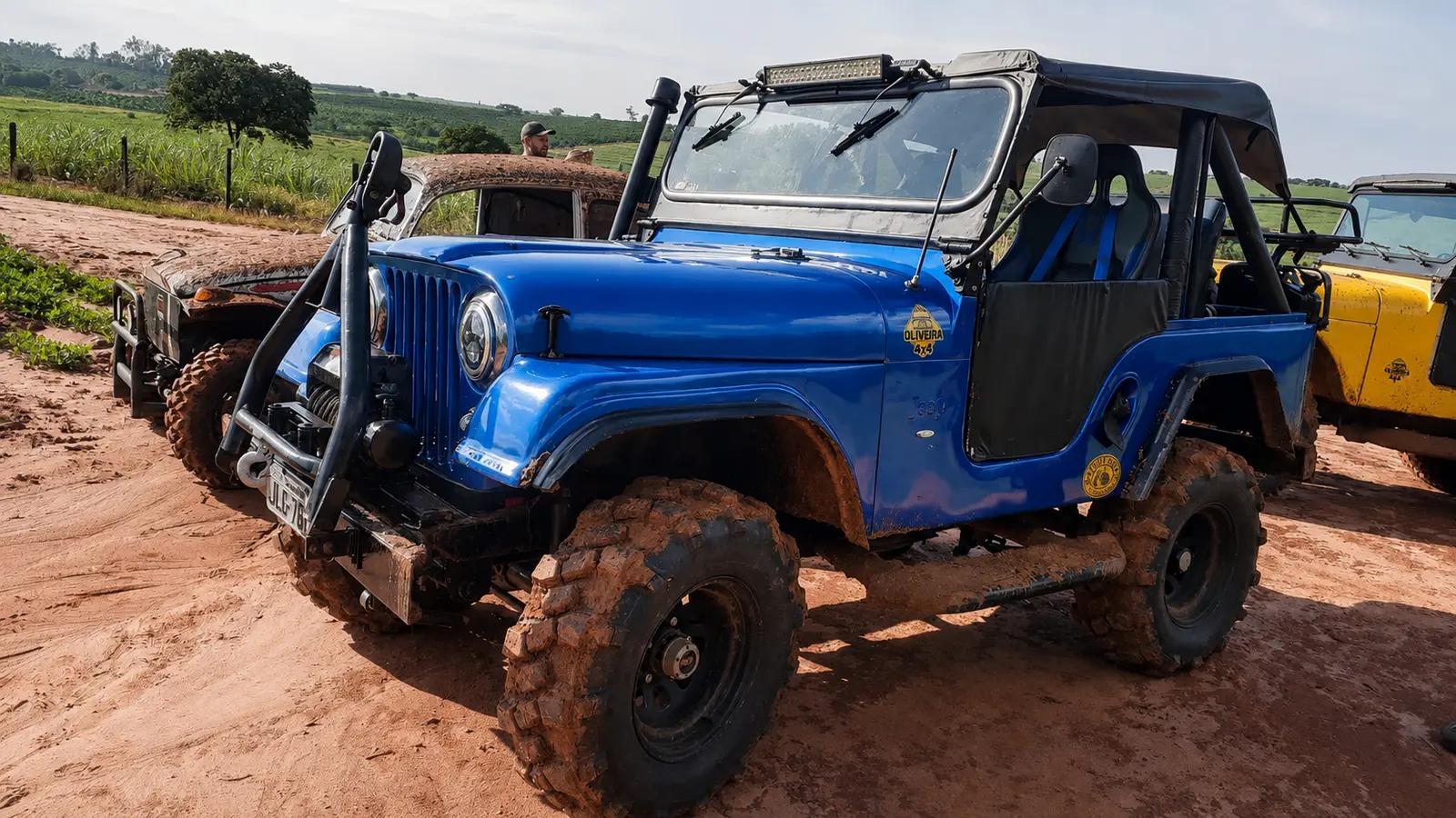 Jeep azul equipado com pneus Brutus 40 mm em área rural
