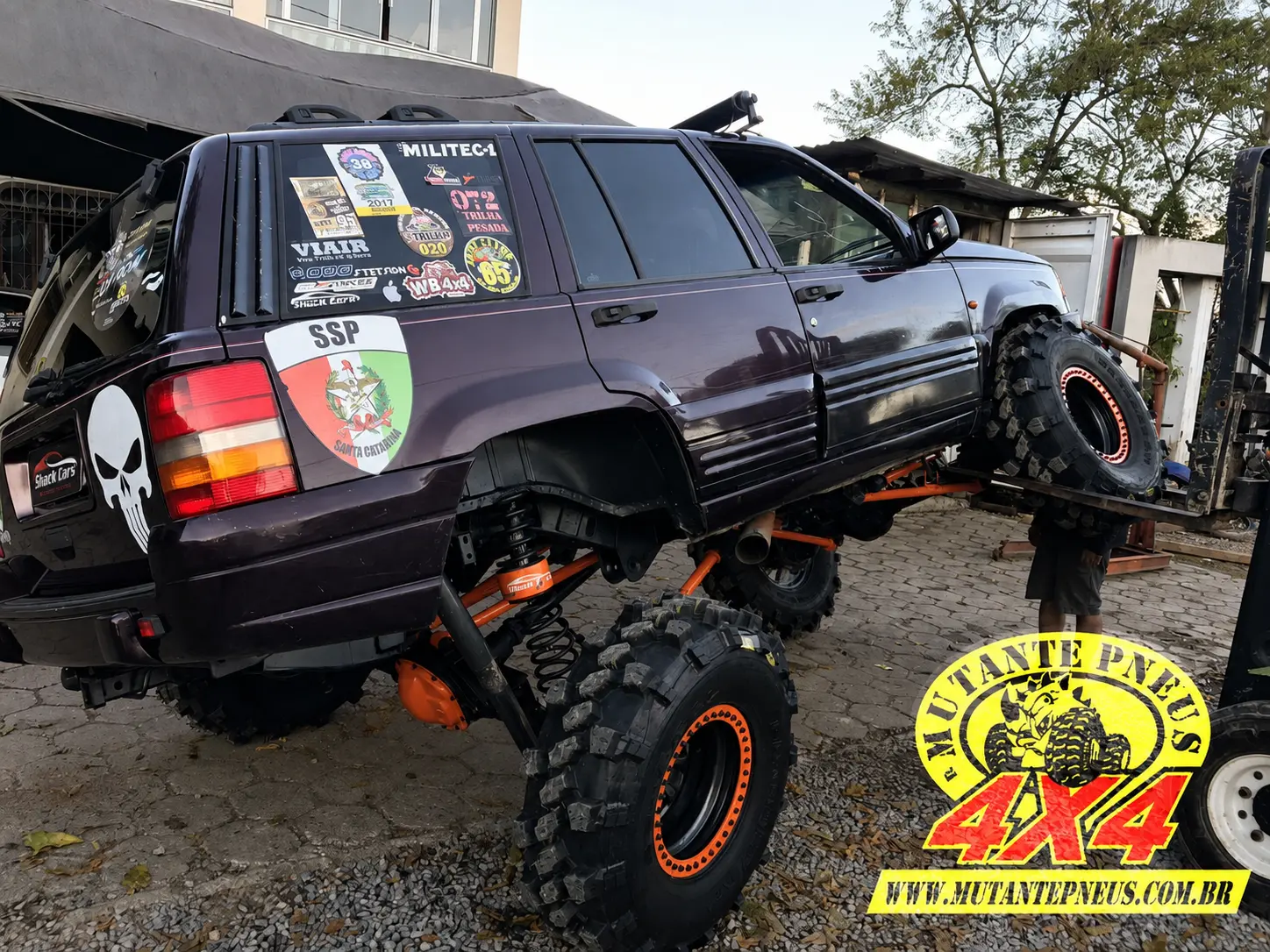 Jeep Grand Cherokee preparado e equipado com pneus Brutus 40 mm