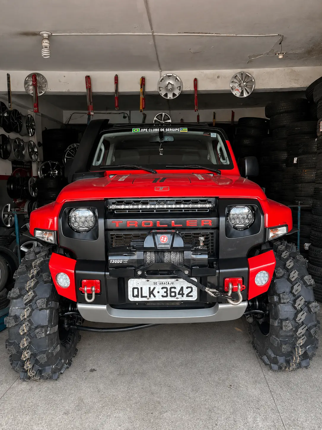 Troller vermelho preparado e equipado com pneus Brutus 40 mm