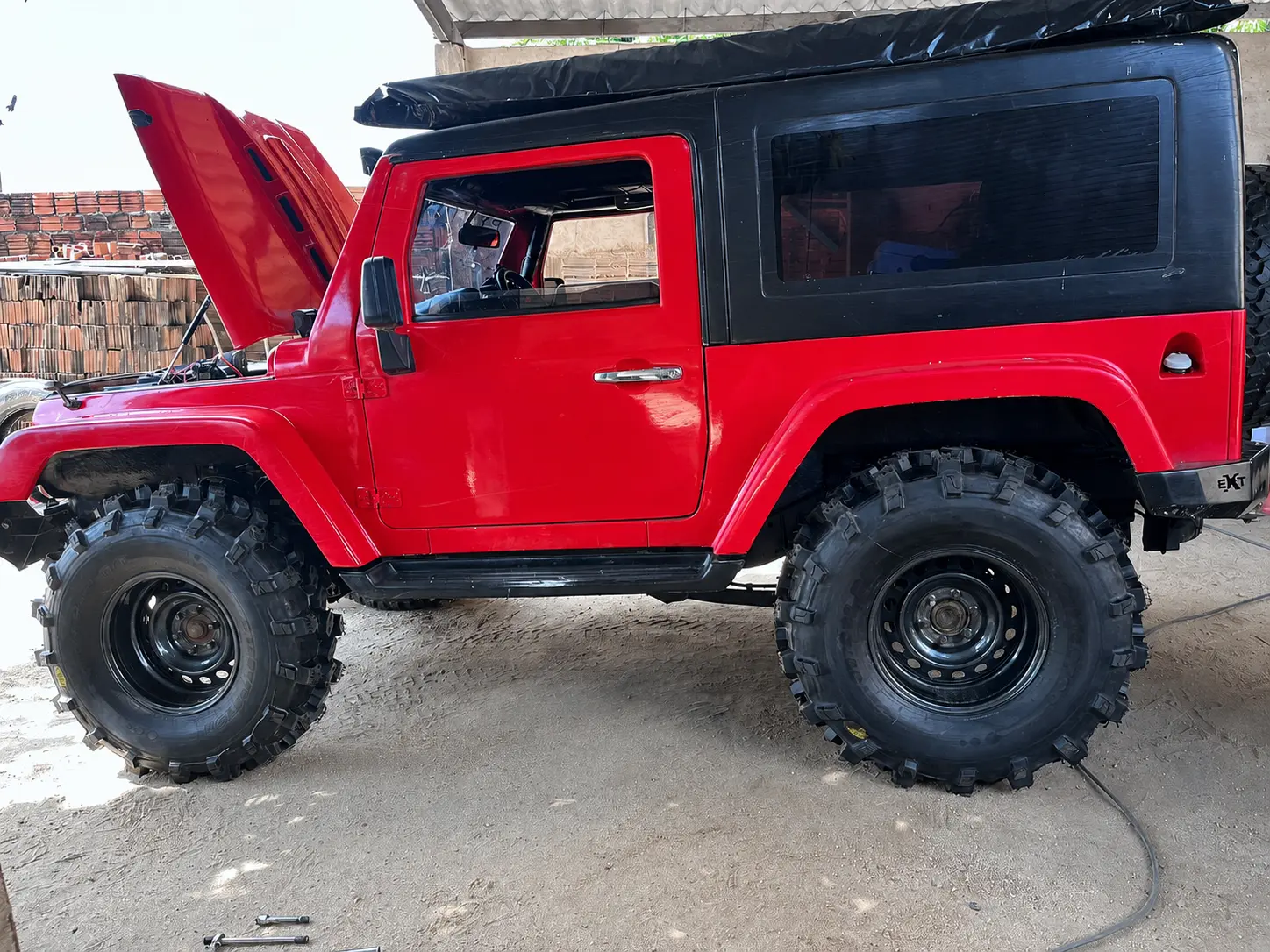 Troller vermelho equipado com pneus Brutus 40 mm
