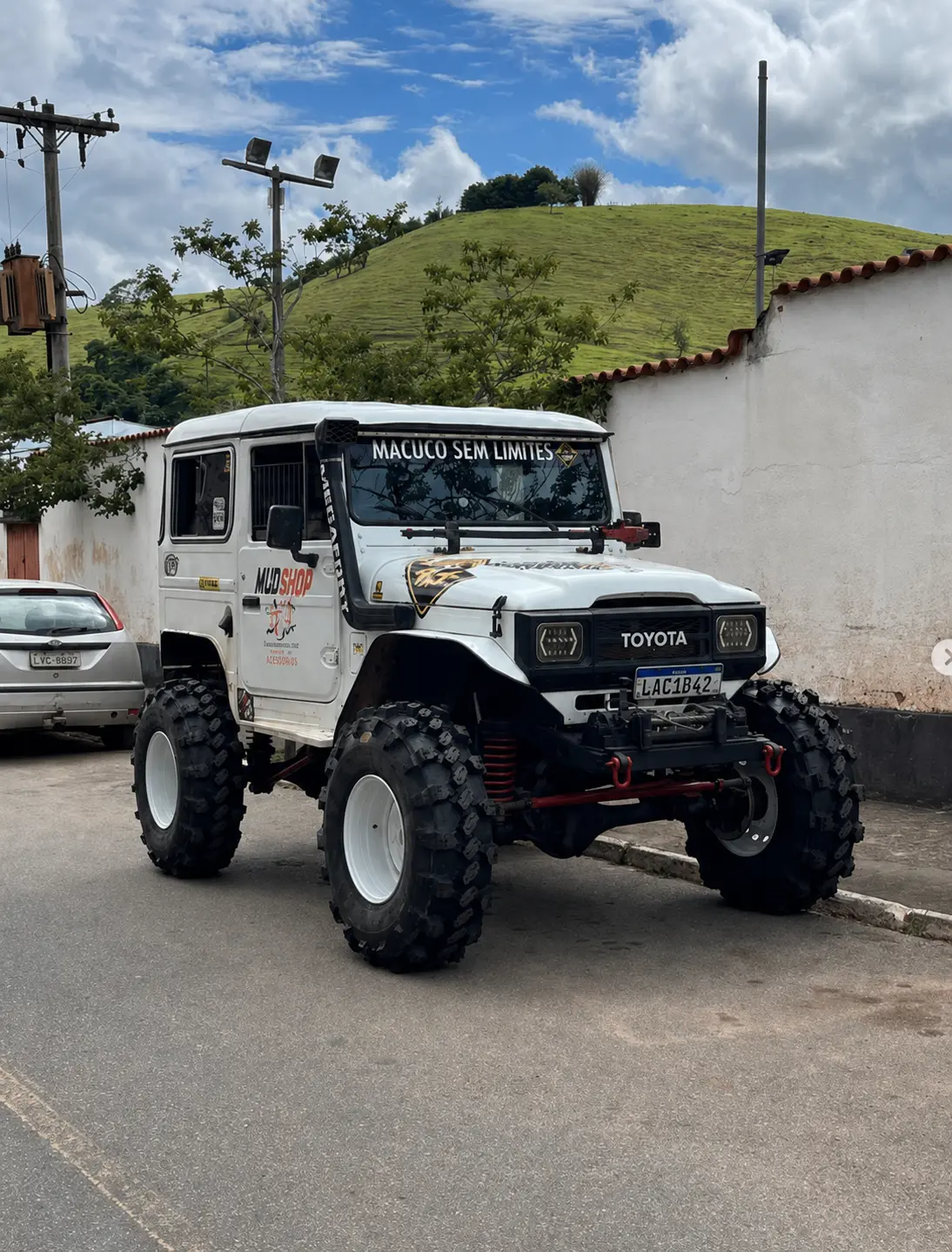 Toyota branco preparado e equipado com pneus Brutus 40 mm