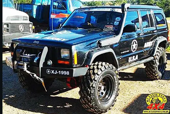 Jeep preto equipado com pneus Comando 2