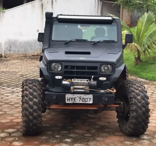 UTV preto equipado com pneus Comando 2