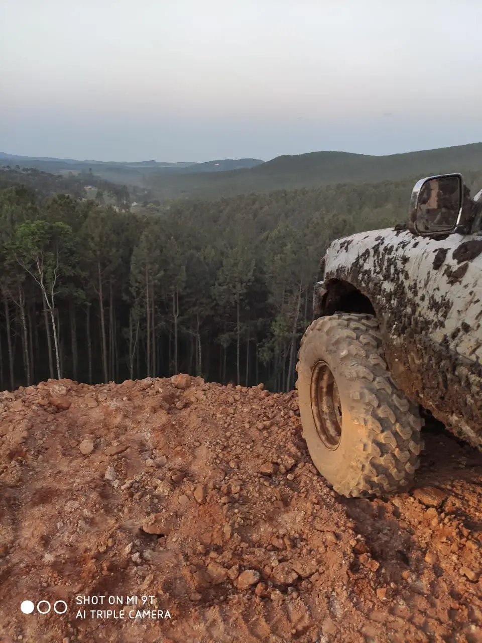 Veículo 4x4 com pneus Comando 2 em terreno de terra e lama