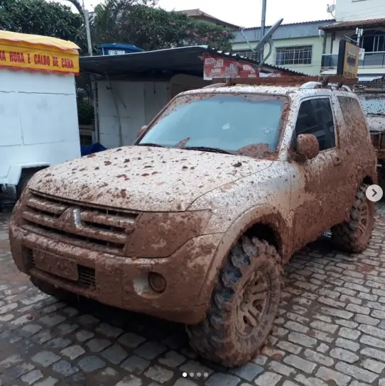 SUV branco coberto de lama equipado com pneus Comando 2