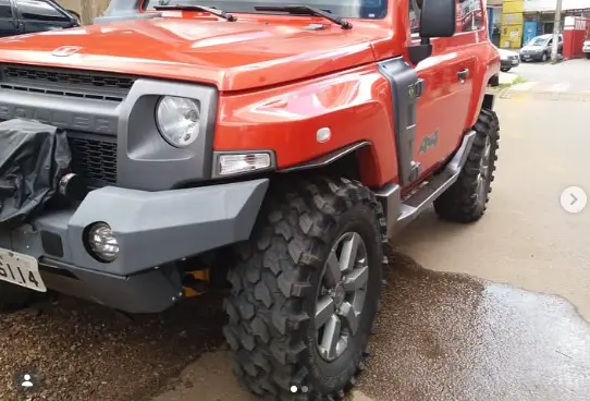 Land Rover laranja equipada com pneus Comando 2