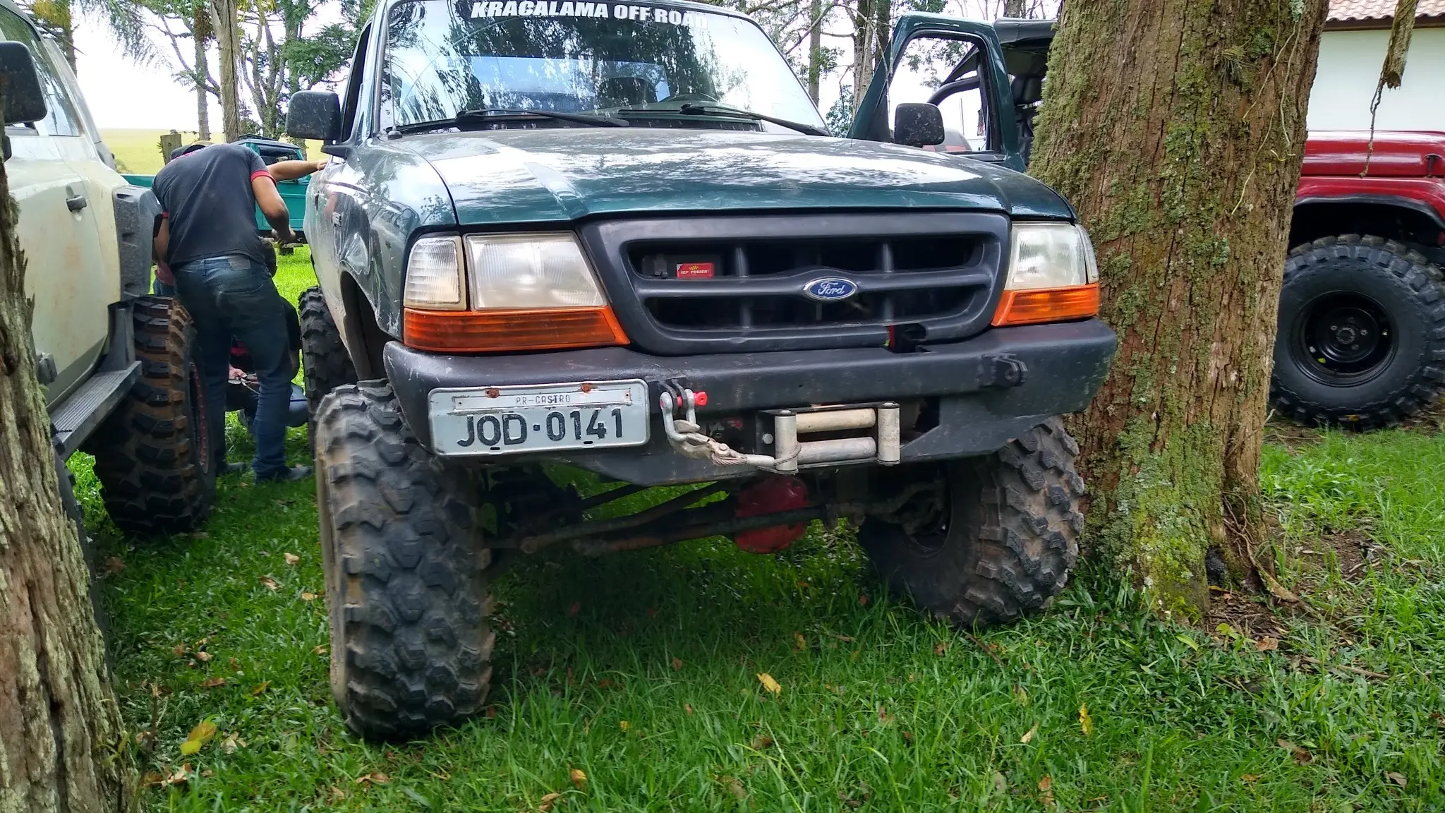 Ford Ranger equipada com pneus Comando 2 em encontro off-road