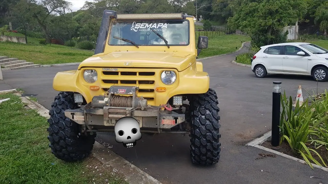 Troller amarelo equipado com pneus Comando 2