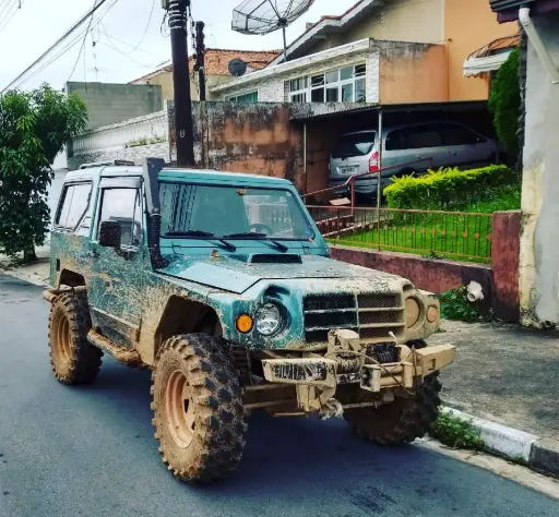 Jipe azul equipado com pneus Comando em uso off-road