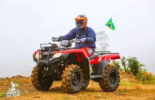 Quadriciclo equipado com pneus Comando em terreno off-road