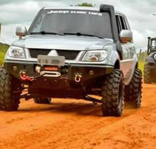 SUV prata equipado com pneus Comando em terreno de terra
