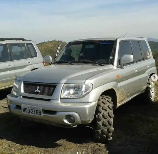 SUV prata equipado com pneus Comando em terreno off-road