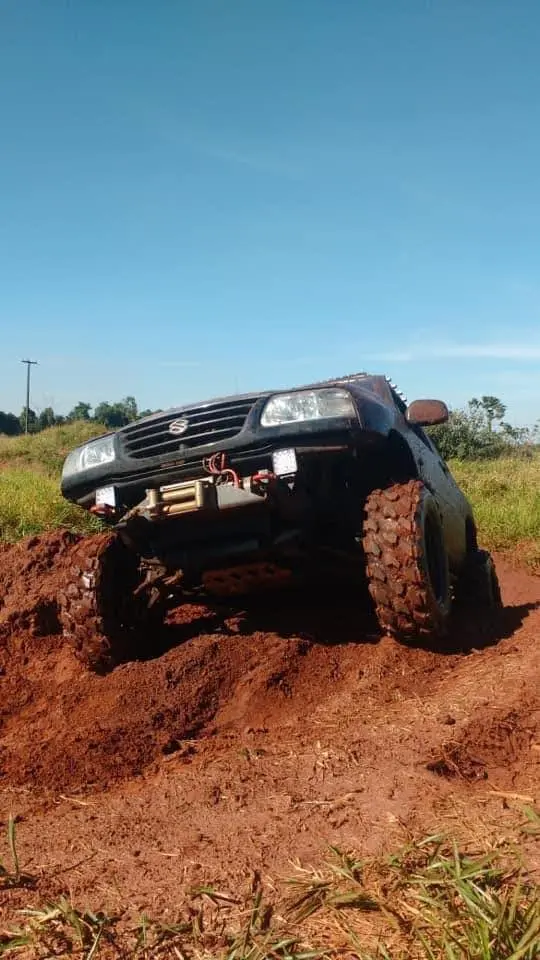 Veículo off-road equipado com pneus Comando em trilha de terra