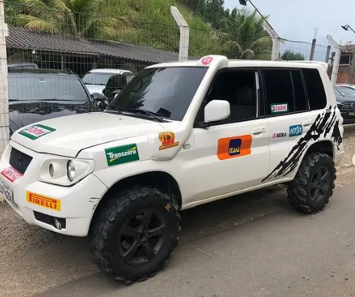 SUV branco equipado com pneus Comando