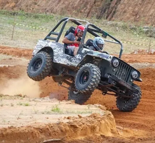 Gaiola de competição equipada com pneus Cross em pista de terra