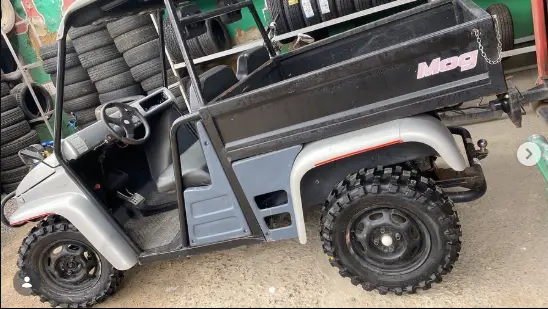 Veículo off-road cinza equipado com pneus Cross