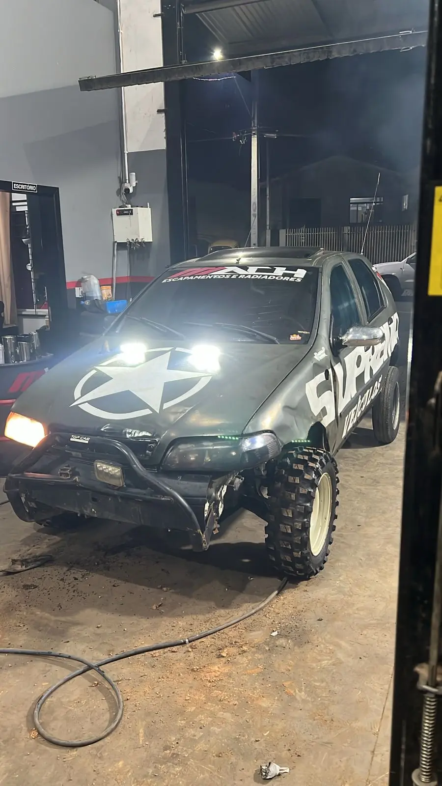 Veículo de competição equipado com pneus Cross em oficina