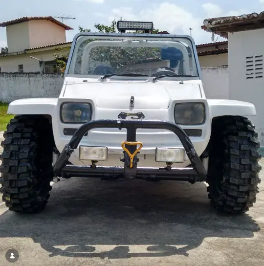 Gaiola branca equipada com pneus Cross