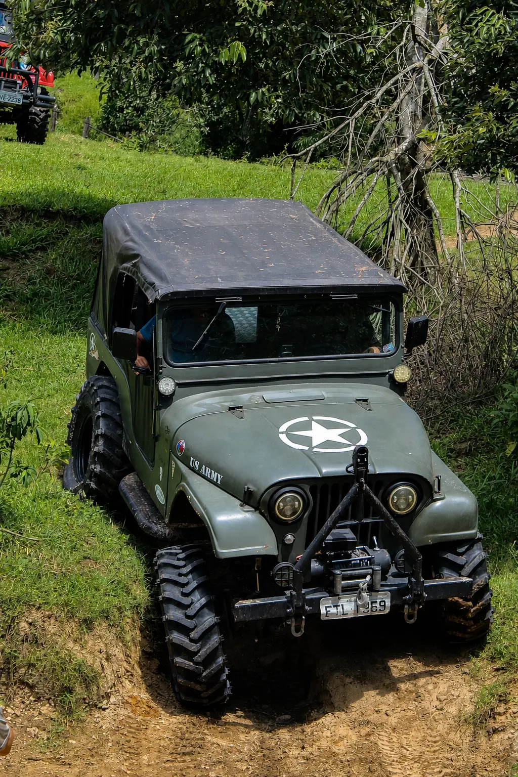Jeep verde militar equipado com pneus Dardara em trilha