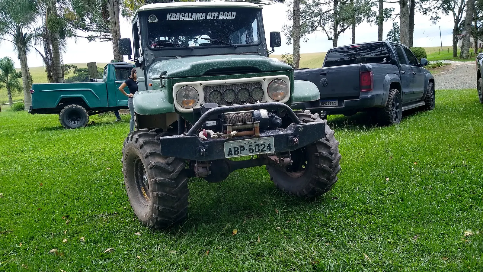 Jeep verde preparado e equipado com pneus Dardara
