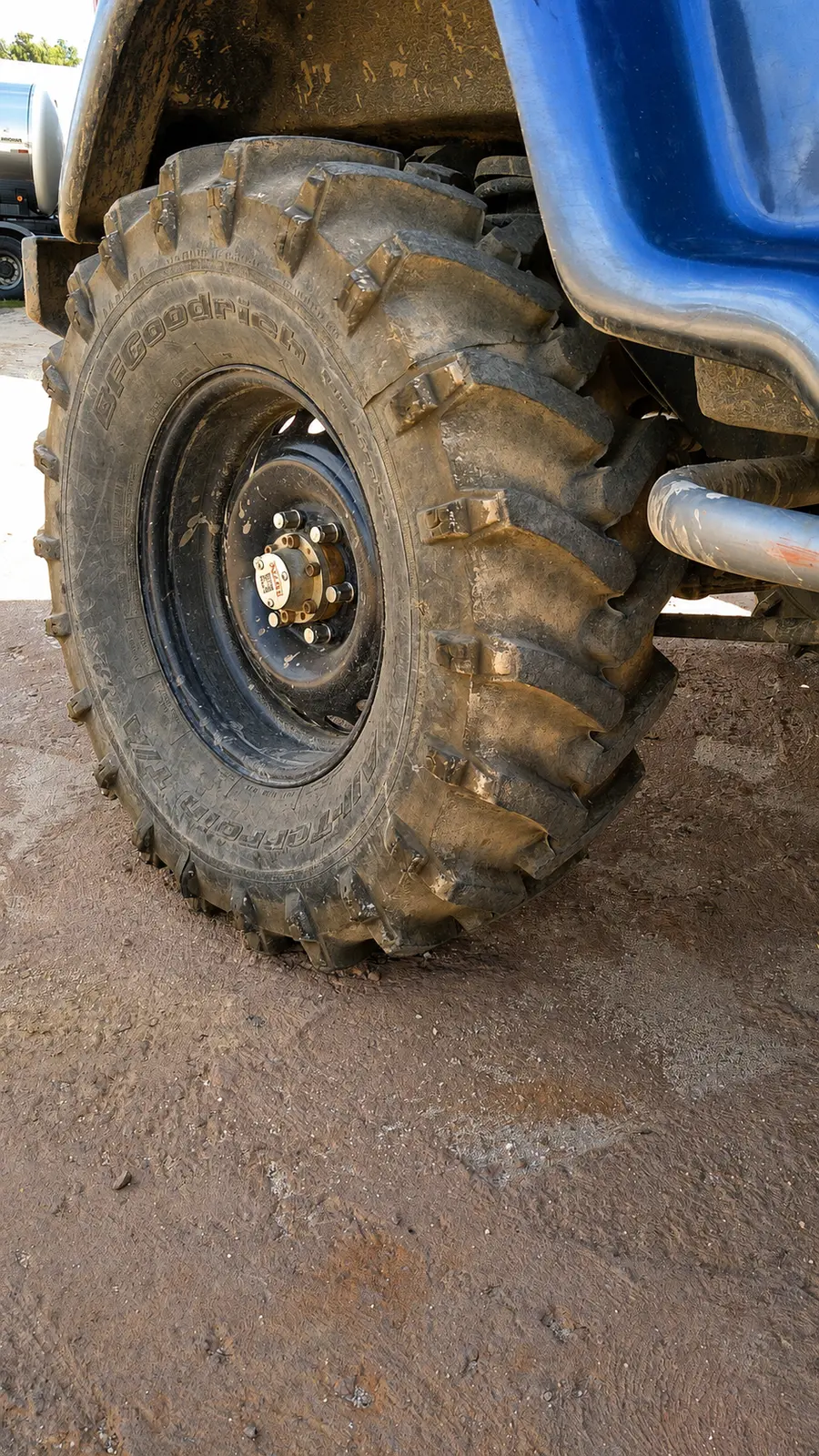 Detalhe de pneu Dardara instalado em veículo off-road