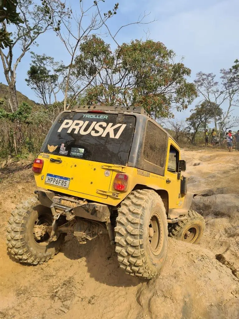 Troller amarelo com pneus GodShot em terreno off-road
