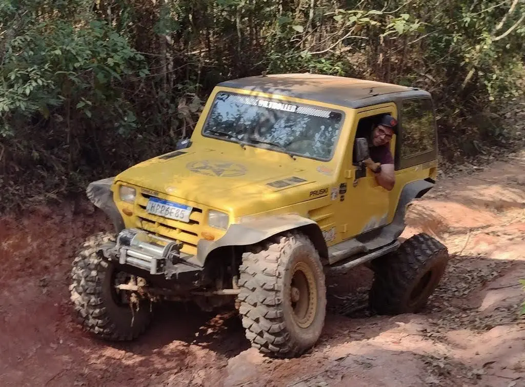 Troller amarelo em trilha equipado com pneus GodShot