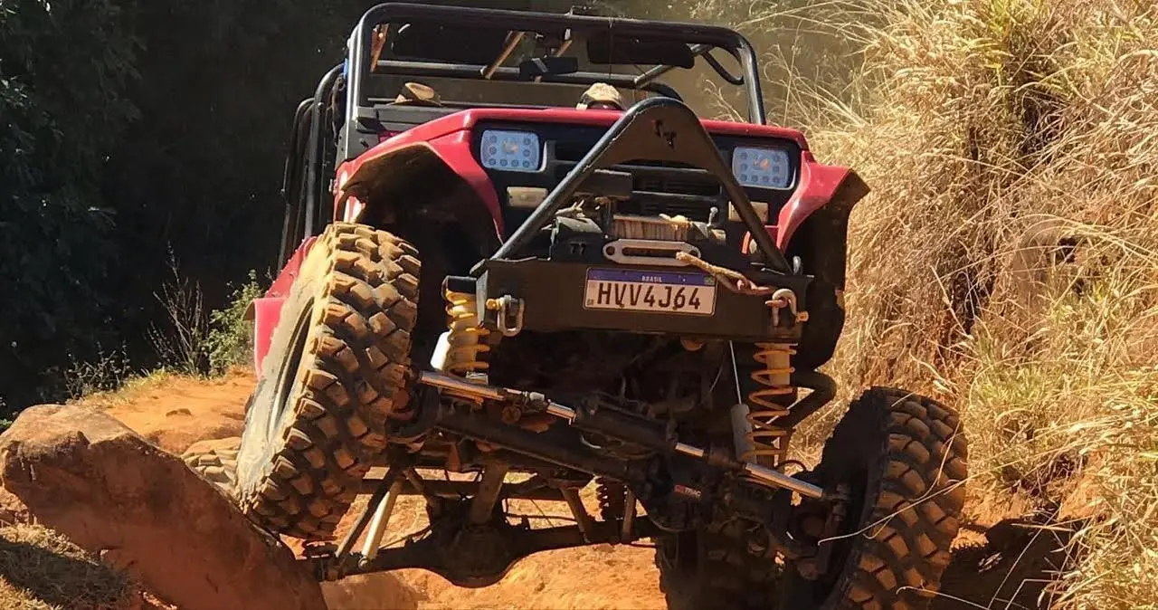 UTV equipado com pneus GodShot em terreno de pedras