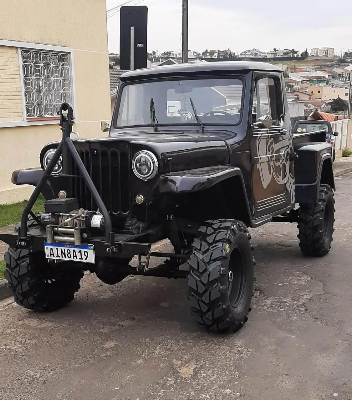Jipe preto equipado com pneus Logan