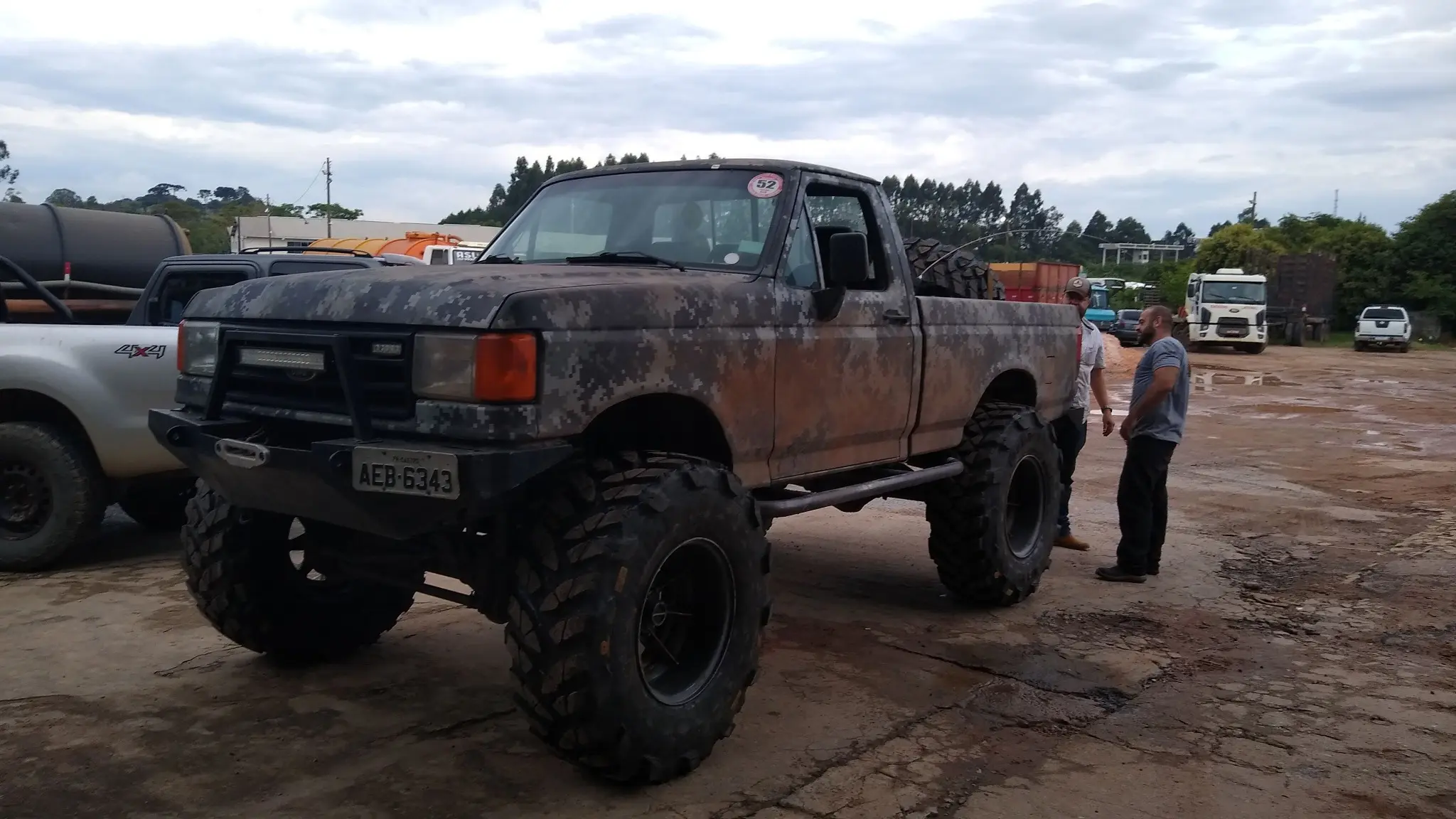 Caminhonete off-road equipada com pneus Logan