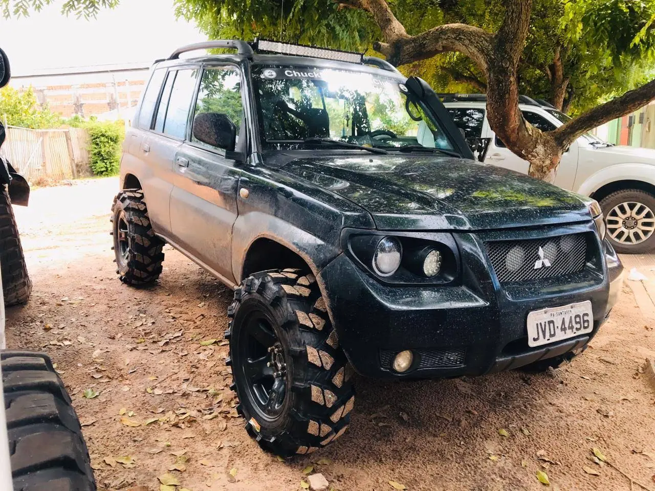 SUV preto equipado com pneus Logan