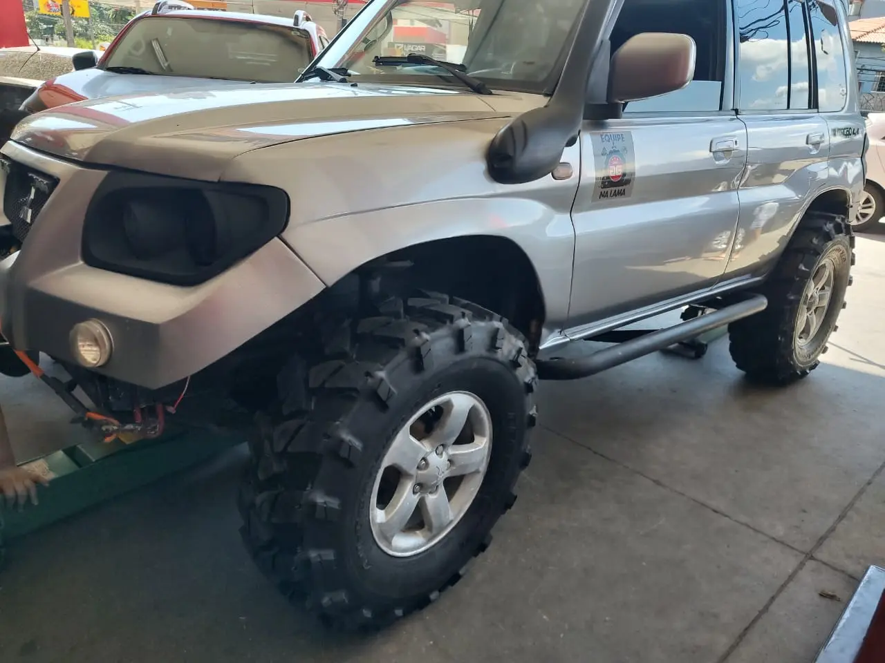 SUV prata equipado com pneus Logan