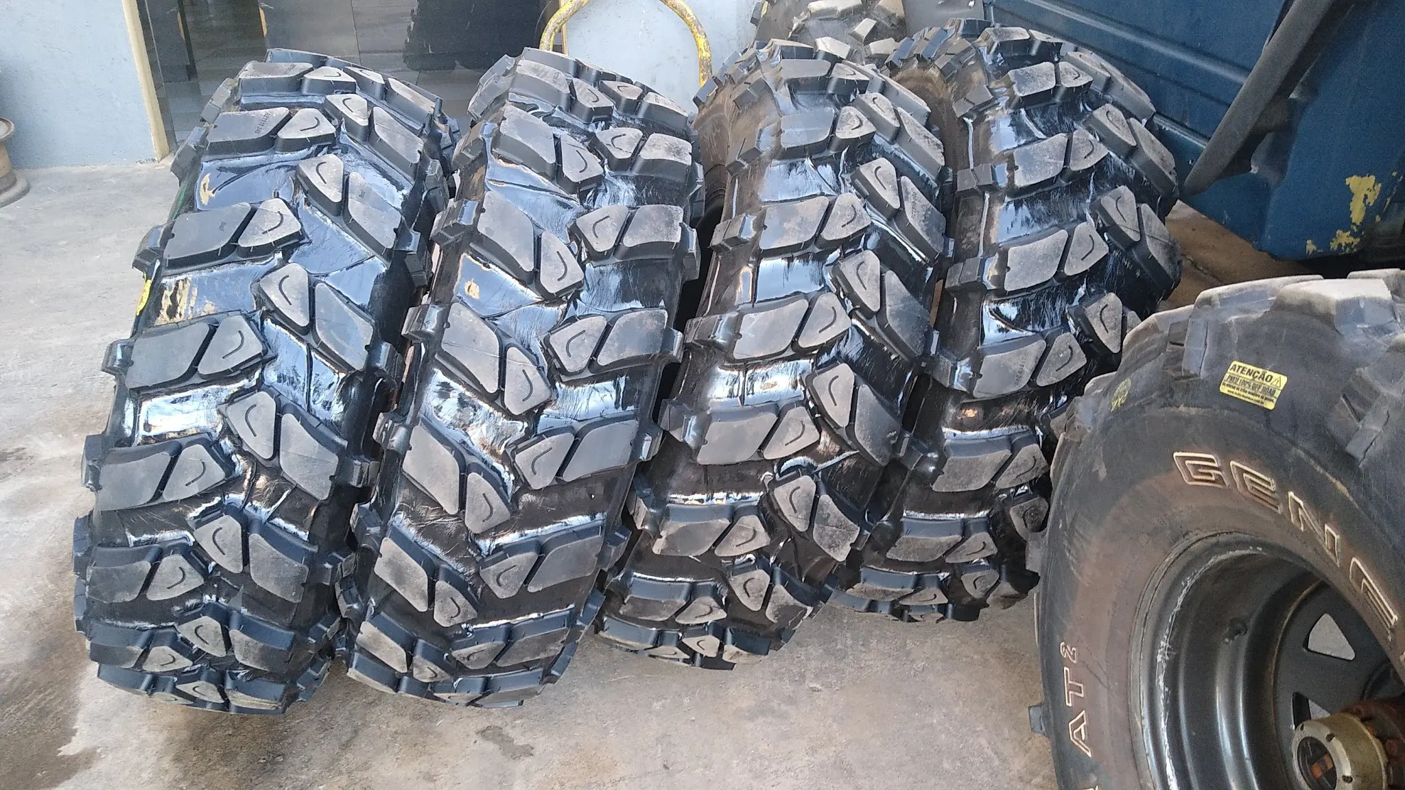 Conjunto de pneus Logan prontos para aplicação