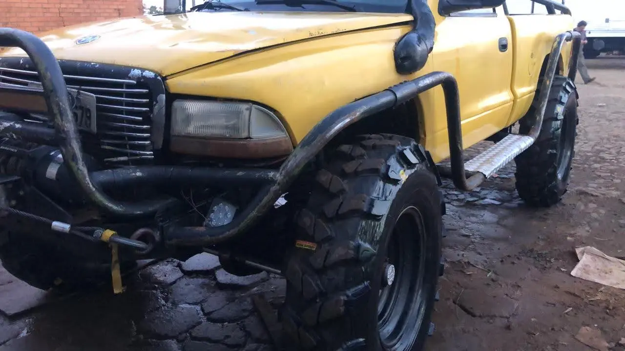 Caminhonete amarela equipada com pneus Logan