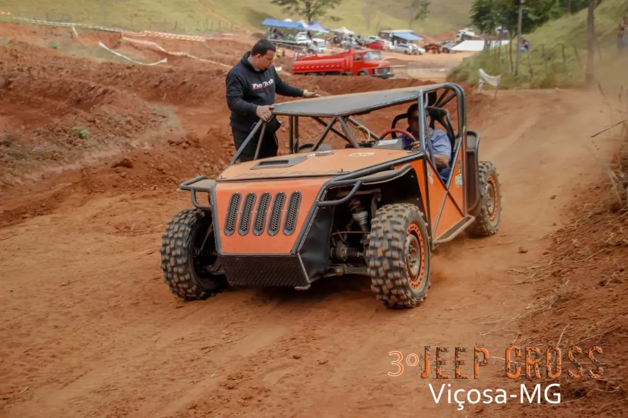 Gaiola off-road equipada com pneus Mamute em pista de terra